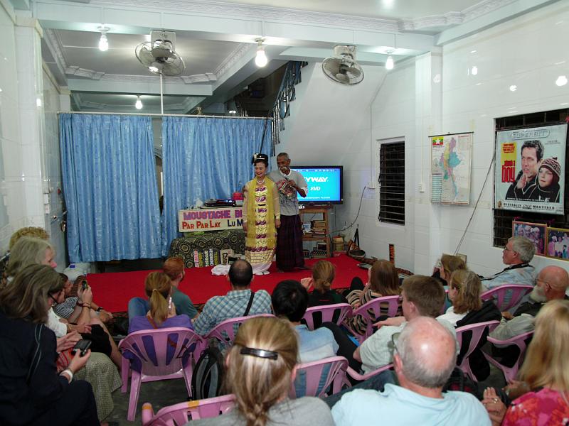 Burma III-062-Seib-2014.jpg - Show of Lu Maw and his wife Ni Ni Lin (Photo by Roland Seib)